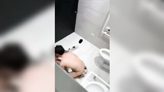 화장실 맨바닥에 누워서 살림차려버림!!