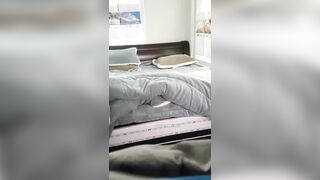 한국 젊은 여성이 비밀리에 셀카를 찍다