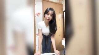여자친구가 같이 게임하는 모습
