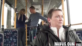 공공 버스에서 섹스하는 변태 커플