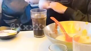 창문 너머로 가슴 까는 처자
