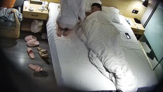 10-19 ホテル HD 隠しカメラ映像 ❤️ 最高級のコントラストの雌犬、メガネをかけた後輩の女の子が熟練した小娘のように彼氏にトレーニングされ ipcam (25)