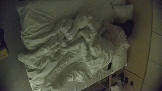 1-10 ホテルの隠しカメラ映像流出❤️ 優秀な学生カップル：メガネをかけた女の子が彼氏のオナニーを手伝い、彼氏は彼女の肛門を引っ張って調べ china ipcam (3)