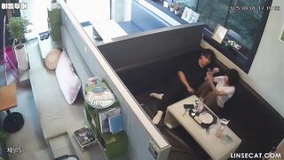 [신작] 귀여운 소녀가 처음으로 BDSM에 도전합니다. 남자친구가 그녀의 목에 벨트를 묶고 손가락으로 자극하자, 그녀의 음핵에서 시작된 korean porn vip