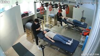 [신작] 한 남성 필라테스 강사가 휴대전화를 만지작거리며 여성 수강생의 엉덩이를 만지고 있었다. 창가에 서 있던 여성 강사는 발끝으로 korean porn vip ipcam