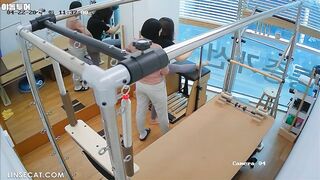 [신작] 세 여성이 강사의 지도 아래 필라테스를 하고 있다. 몸매가 드러나는 타이트한 바지를 입고 있어 섹시한 엉덩이 라인이 강조되고 있으며 korean porn vip ipcam