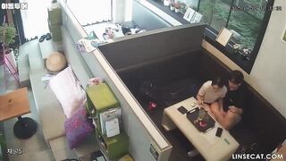 [신작] 한 젊은 커플이 만화 카페의 개인실에서 성관계를 하고 있었다. 남자는 여자친구의 성기를 애무하다가, 주변 사람들이 그녀의 신음 korean porn vip ipcam