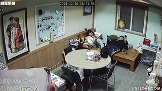 [신작] 울산에 사는 한 여성 상점 주인의 사생활. 남자친구는 그녀를 성적으로 만족시켜 주지 못했고, 그녀는 자위행위를 위해 마사지 건을 korean porn vip ipcam