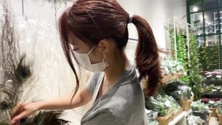 個撮胸チラ③ ゆるガバの花屋の店員さん 観葉植物を選んでくれる胸元が無防備すぎて話が入ってこないです voyeur jp
