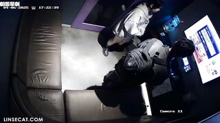 [신작] 남자의 성기는 너무 작고, 엉덩이가 큰 여자친구는 그의 성기에 올라타 있다. 그녀가 조금만 움직이자 성기가 질 밖으로 빠져나간다 korean porn vip ipcam