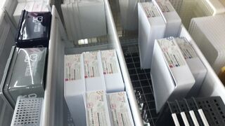 スマホで逆さ撮り35 ピンクロングスカートの激カワお姉さん 買い物中に大胆股開き 黒スト越しのパンティを撮られる 素人盗撮 voyeur jp