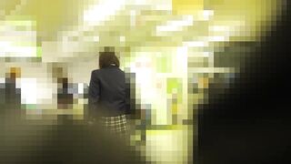 電車痴漢 スレンダーお嬢様 柔肌太もも 祝１０人目 パッチリとしたクールな瞳 エッチな柔肌下半身にチンポ擦り込み voyeur jp
