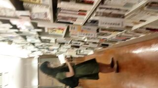 スマホで逆さ撮り107 立ち読み中の生脚女子 ヒラヒラスカート内撮っちゃったww 素人盗撮 voyeur jp